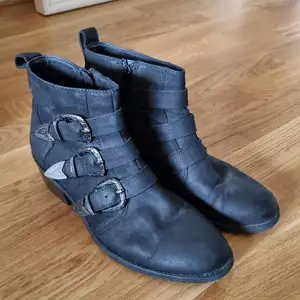 Boots/stövletter i nubuck (läder) från Vagabond, storlek 39. Innermått 25 cm. Använda en gång, som nya! Inget att anmärka på.