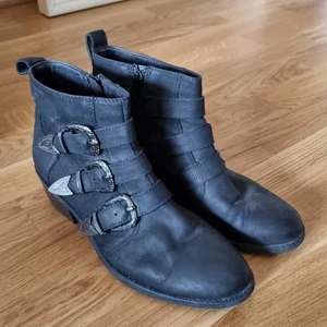 Svarta boots/stövletter med spännen - Boots/stövletter i nubuck (läder) från Vagabond, storlek 39. Innermått 25 cm. Använda en gång, som nya! Inget att anmärka på.