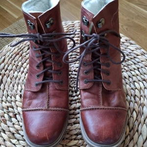 Bruna fodrade kängor - Fodrade läderkängor från Ten Points. Använda två gånger, som nya! Inget att anmärka på. Innermått 25 cm.