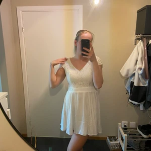 Vit sommarklänning - Säljer min studentklänning från Chiara Forthi då den blivit för liten. Resår i ryggen gulddeyalj i midjan. Köpt för 599 men säljer för 300