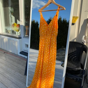 Orange klänning  - Säljer denna oranga klänningen då den bara använts 1 gång och jag använder den inte mer då den är lite lång för mig som är 158. Super fin till sommaren den har även slits på ena sidan. Inga fel✨🤩
