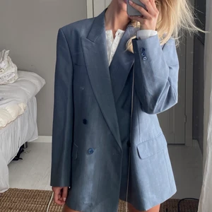 Blazer - Säljer denna underbara blazer💓💓postar spårbart💓 När du vunnit budgivningen så skickar du namn, adress, postnummer, stad, mejladress och telefonnummer. .!!! Mina mått står i profilen!!!