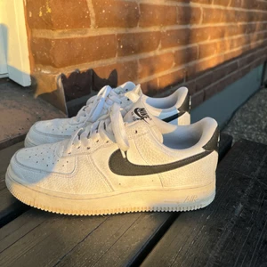 Nike air force 1 - Ett par air force som är använda max 5 gånger då dom är förstora för mig. De är i väldigt bra skick och ser ut som nya. Priset kan diskuteras. Frakten tillkommer!💗