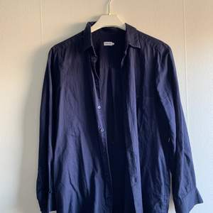 Marinblå skjorta från Filippa K, lite oversized
