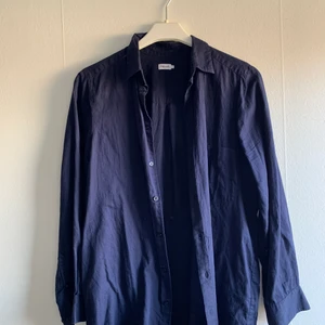 Skjorta - Marinblå skjorta från Filippa K, lite oversized