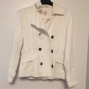Beige jacka från Riley stl s - Fin jacka från Riley stl S Dubbel knäppning  Ok bak Fejkade fickor   lite gulnad i nacken    98% bomull  2% elastan  