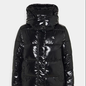 calvin klein puffer jacket - säljer mina fina jacka i storlek s, jätte bra skick! pris 900kr! kom med frågor om bilder💞