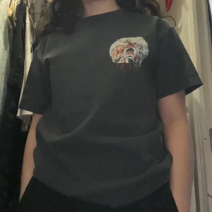 Queen tröja - Säljer nu min jättehärliga queen tröja köpt på urban outfitters i New York för nåt år sedan! Älskar den men har tyvärr tappat intresse för de så säljer den vidare! Har typ aldirg haft på mig den så den är i fantastisk skick! PRIS KAN DISKUTERAS VID SNABB AFFÄR SAMT KÖPT AV FLER SAKER JAG SÄLJER! Allt ska bort <3