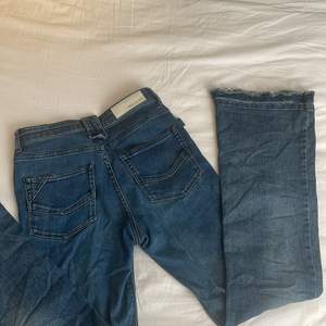 Mörkblåa, högmidjade, bootcut jeans från Zadig & Voltaire med coola detaljer. De är i bra skick men det finns tecken på att de använts. Hittade inte ordniarepris men gissar på att de låg på runt 2000kr💕