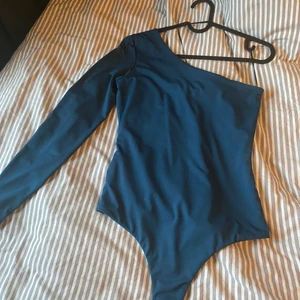 Body med en arm - Mörkblå body med en arm