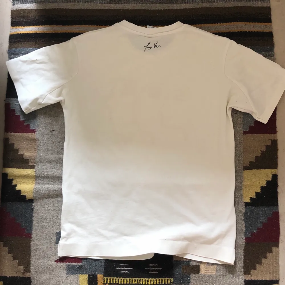 En vit t-shirt från Zara i storlek S. Gott skick, en knappt synlig liten fläck på framsidan. Köpt för ungefär 300kr.. T-shirts.