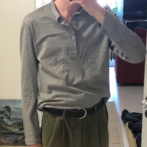 Tröja från cos - Långärmad tröja från cos, fint och skönt material, med knappar vid nacke och ärm. Använd, men det märks knappt. Nypris okänt, men troligtvis 700-900kr.