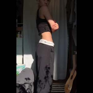 Svarta Dickies - Intressekoll på dessa svarta dickes herr strl. 30. Inköpspris ca 700kr. Går att styla så att de passar dam strl XS / waist 26 ungefär. Mycket bra skick.