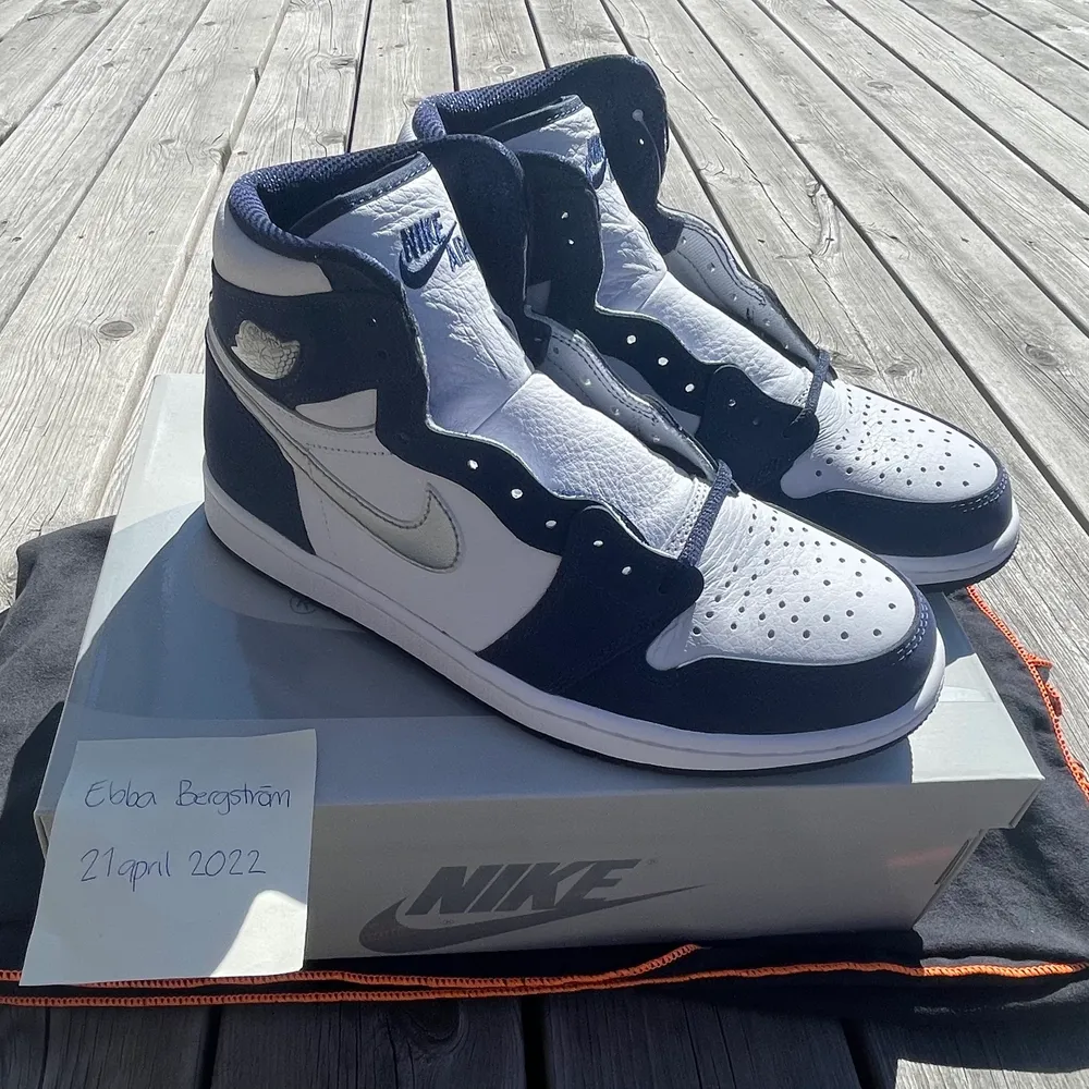 Säljer ett par sprillans nya Nike Jordan 1 High i färgen Midnight Navy. Aldrig använda. Det ingår både blåa och vita snören. Frakten ingår i priset men går även bra att mötas upp i Växjö eller Jönköping.☺️. Skor.