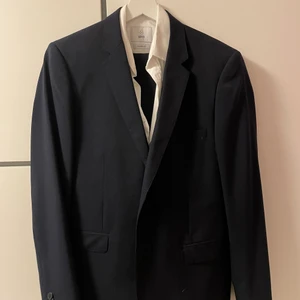 Kostym  - Komplett kostym från bläck.  Tailored fit.  Kavaj storlek 48 Byxor storlek 148 Skjorta storlek S.                                                   Kostymen är i väldigt fint skick, använd ett fåtal gånger.                                                                Kan mötas i Örebro, vid eventuell frakt står köparen för frakten. 