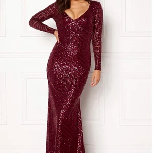 Balklänning från bubbleroom - Hej jag säljer en fest/balklänning. Köpte den 2020 och har använt den 1 gång. Kommer inte till användning då den har blivit för liten. Passar perfelt till er som har bal nu. Storleken på klänningen är XS men den passar även folk som tar S. Helst ska du ta XS. Jag är 155 och den va lång på mig, passar dig mellan 155-170cm.