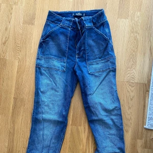 Jeans från Hollister  - Ett par jeans från Hollister som inte kommit till användning så mycket och är köpa för 2 år sedan. 