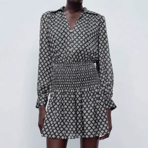 Zara klänning  - Superfin klänning från zara i nyskick! Inga skador och säljer dirket för 300! 💗 