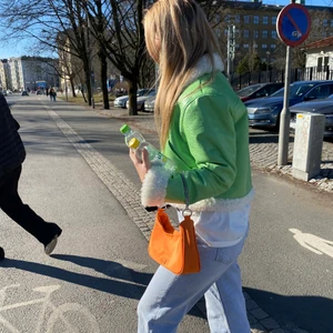 Jacka - Säljer denna fina gröna jackan. Använd ett par gånger 💚