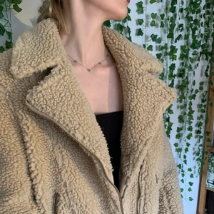 Beige bikerjacka  - Bikerjacka i teddymaterial. ( OBS är lite osäker på fraktpriset, vid intresse av jackan, skriv ett meddelande så kollar jag upp exakt vad det kostar )