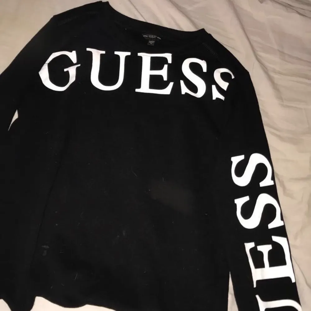 Tröja från guess, sweatshirt material. Storlek xs. Kvitto finns. Knappt använd💓. Tröjor & Koftor.