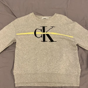 Calvin Klein  - Jag säljer nu denna jätte fina tröja. Tyvärr har den blivit för liten för mig. Tröjan är använd några gånger men är som ny. Finns inga märken eller hål.  (Äkta)  PRIS GÅR ATT DISKUTERA 