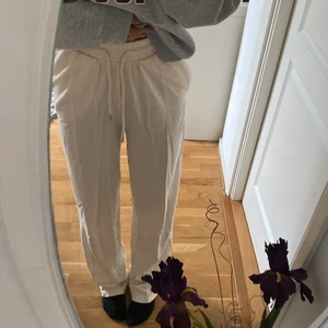 Raka byxor - Raka mjukis med hög midja. Använda 2 gånger. Gräddvita, tall modell. Jag är 177 och de är långa för mig.