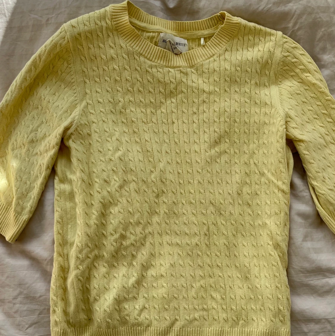 Gul stickad tröja!
