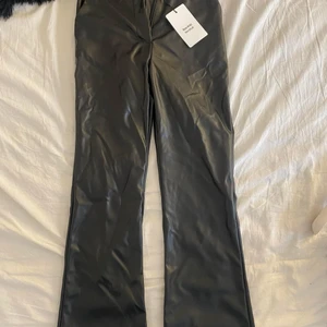 Skinnbyxor - Helt nya byxor Madlady i läderimitation.  Strl xs, l28. Säljes pga de är för små för mig. 