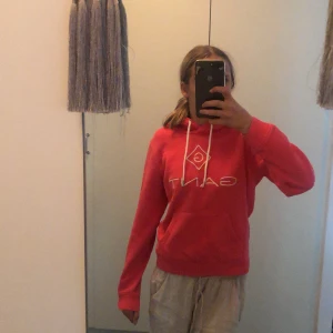 Gant hoodie  - Helt ny rosa gant hoodie som jag fick när jag fyllde år , helt ny som aldrig är använd men säljer pga av jag inte gillar färgen 