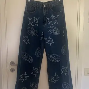 Jeans med mönster - Storlek M - Väger 545g - SHEIN 