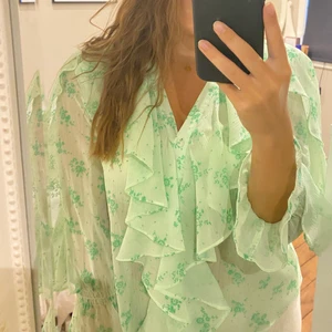 Blus från Zara - Finaste gröna blusen från Zara i mesh med blommigt mönster.💚 aldrig använd så precis som ny. Storlek XS men skulle även passa en S🌸