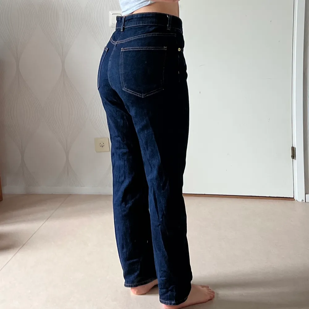 Jeans inköpta för några år sedan, stuprör modell, jag är 166 cm lång så ni ser vart dem kommer på mig, dem har ingen stretch alls typ. fina nu till hösten med ett par boots!  Tas bort 16/10!. Jeans & Byxor.