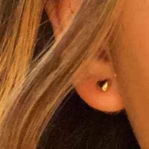 ÄKTA GULD ÖRHÄNGEN - Hej! Säljer nu dessa sååå fina örhängen i form av hjärtan! Dessa fick jag i födelsedags present under sommaren men tycker inte de passar min stil riktigt. De är 100% i äkta guld men väljer att sälja hyfsat billigt💞