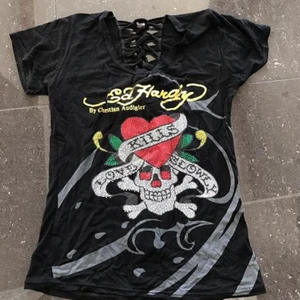 Ed hardy T-shirt  - Hej! Jag säljer min ed hardy tröja som nu är för liten för mig,den är i skorlek S men passar även M. Tyvärr så har jag inte fler bilder då den är hos min vän.