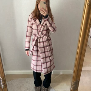 Kappa  - Kappa från NA-KD den är i storlek 32 men sitter bra på mig som vanligtvis har 36💞