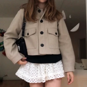 Zara jacka - Intressekoll! En jättefin jacka från Zara som passar perfekt till hösten 🍂🍁 Köptes förra hösten och är i mycket bra skick! Köptes för 400 kr💗