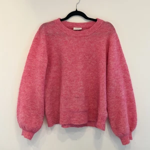 Ulltröja - Tröja i ull från FREE/QUENT 💗 helt underbar färg, skiftar i olika nyanser av rosa och även orange. Budgivning eller köp dirket för 250kr. Frakt tillkommer på 49kr 📦🍂