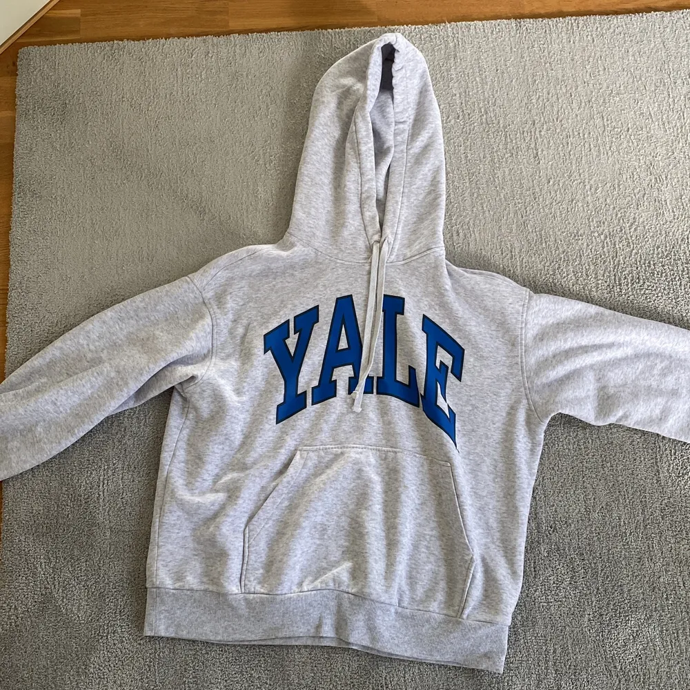 En snygg Yale hoodie från hm, den är väldigt skön och mysig och är perfekt nu för hösten och vintern, är i bra skick och är använd max 10 ggr. Kan stylad väldigt snyggt med ett par jeans, säljer denna för 120kr💕 (köpare står för frakt). Tröjor & Koftor.