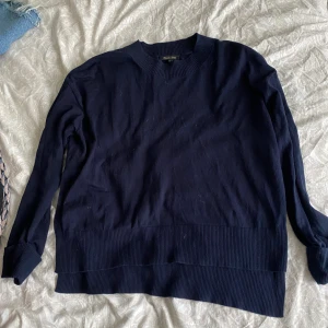 Stickad tröja - Mörkblå stickad tröja med slits och uppvikta armar. Knappt använd då den är lite för liten för mig men skulle verkligen vilja kunna använda den. Den passar till mycket och är superskön!!