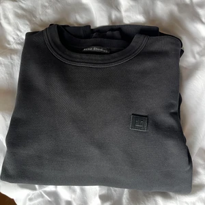Acne tröja  - Svart acne tröja köpt på Nk för 2000kr! Är storlek s, men oversize! Kom gärna med egna prisförslag☺️ kan mötas eller frakta ❤️‍🔥