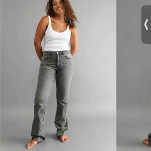Ginatricot  - Gråa mid jeans från gina i storlek 38. Köpt för 400kr säljer för 160kr. Jätte fina och inga defekter