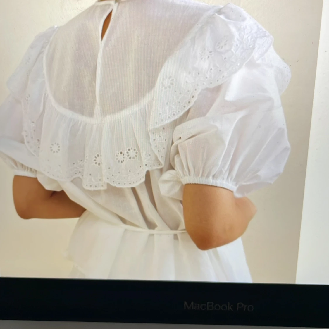 Blus med volang  - 90