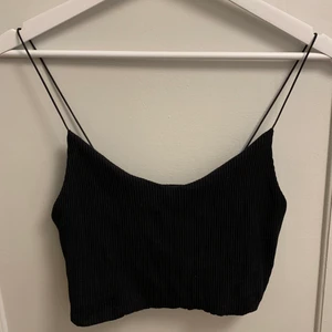 Croppat linne från Weekday - •Svart ribbstickat & croppat linne från Weekday •Banden är elastiska •Storlek S •Mycket bra skick, använd ett fåtal gånger  •Mitt pris 39 kr