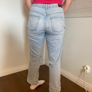 Ljublåa Mom jeans med hål på knäet - Jättefina blå Mom jeans från bikbok som tyvärr har blivit för stora för mig. Finns hål för ett skosnöre i midjan för att spänna åt byxorna så dom passar som ett smäck, tunna och luftiga i tyget perfekt för kalla sommardagar. Kontakta mig för frågor! 💛💛💛💛