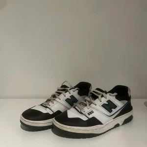 New balance 550 - Säljer min new balance 550. Köpta i somras och är använda. Säljer för dem inte passar min stil.  Storlek 42 Annonsen finns fortfarande kvar trots budgivningen!