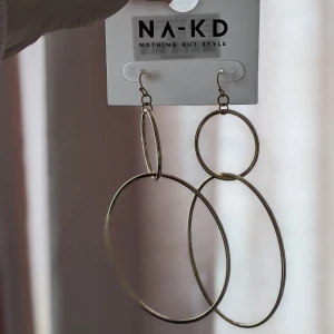 Örhängen NAKD - Hoops från NAKD    Kan hämtas upp i helsingborg denna veckan eller Jönköping efter det