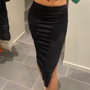 Kjol - Svart kjol med slit🖤