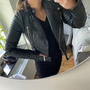 Chiquelle Moto jacket - En fräck skinnjacka gjord av fakeläder, inköpt förra året från chiquelle men endast använt vid fåtal tillfällen.💓  Strl 36, ingen defekt på varan!  ‼️OBS! Frakten ingår inte i priset‼️  