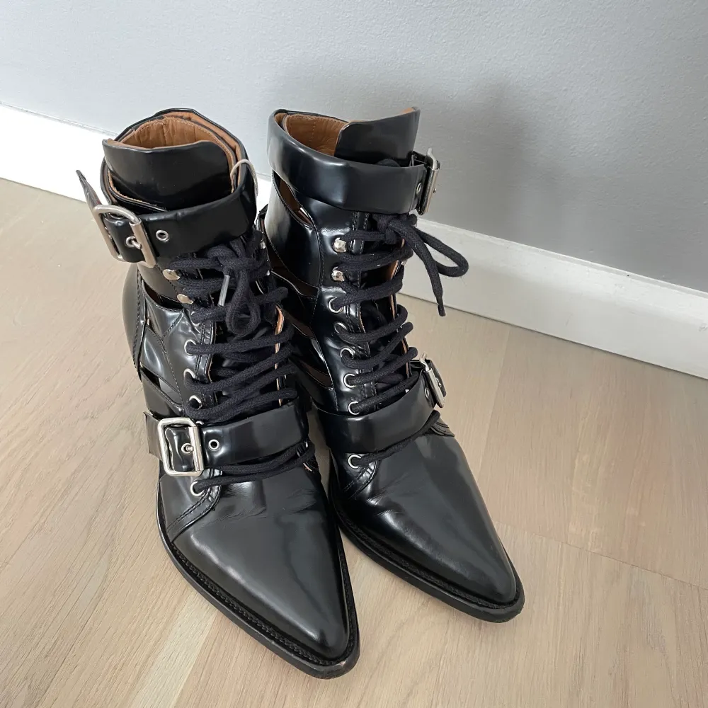 Äkta Chloe Rylee leather ankle boots i svart.Storlek 39,5 Välanvända men i väldigt bra skick trots en spricka på baksidan (bild finns) som kan åtgärdas hos en skomakare.Dustbagen har jag inte kvar men certifikat finns! Nypris ca 11000kr.   . Skor.